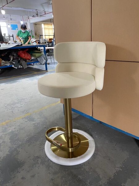 Tabouret de bar pivotant en cuir