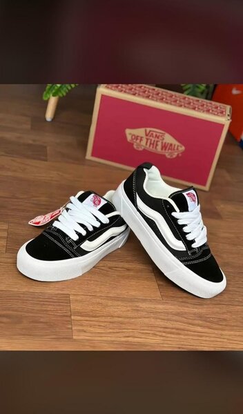 Chaussures Vans noires et blanches