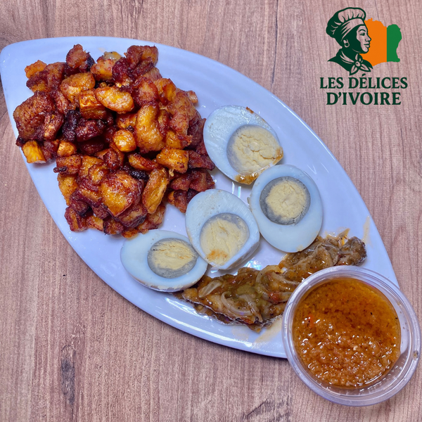 Alloco, œufs, patte de poulet.