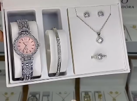 Комплект с наручными часами для женщин