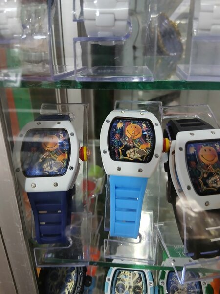 Montres ludiques colorées