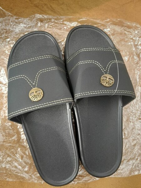 Claquettes noires confortables