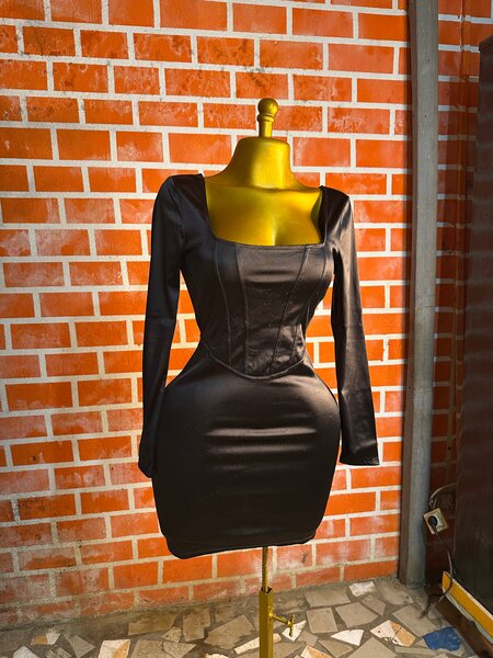 Robe élégante noire moulante