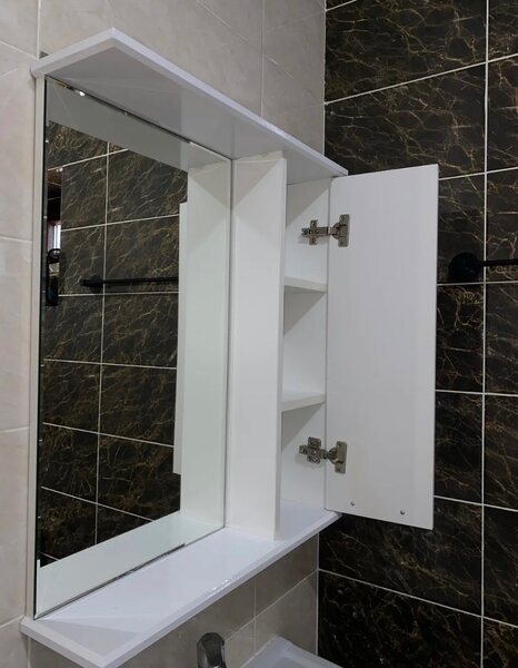 Зеркало с полочками