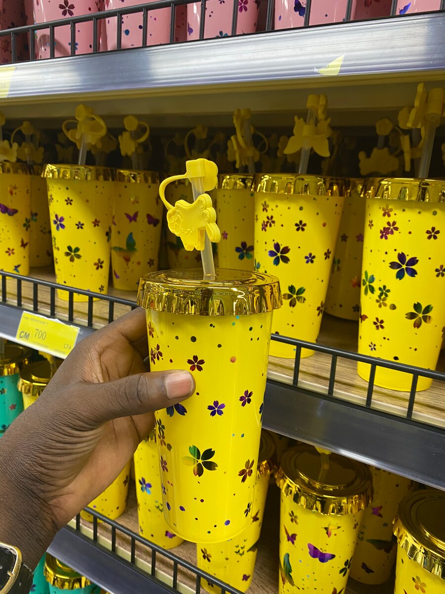 Tasse jaune à motifs fleuris