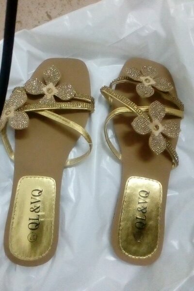 Sandales dorées fleuries