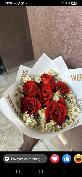Bouquet de roses rouges avec marguerites