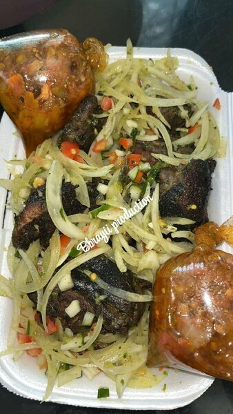 Portion cabri braisé sauce oignons