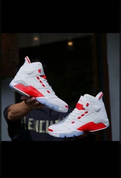 Baskets hautes blanches et rouges