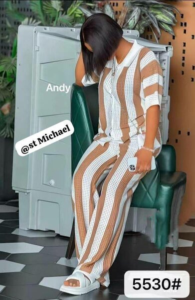 Tenue d'intérieur rayée élégante