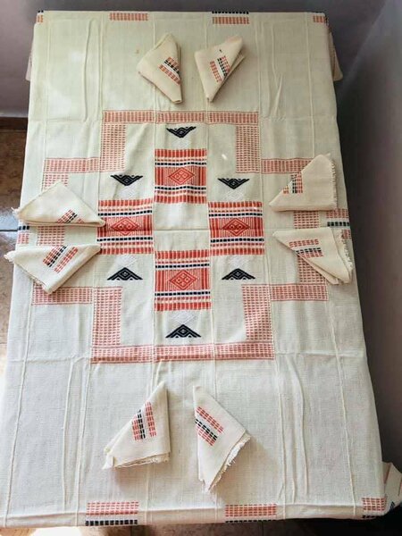 Nappe élégante brodée