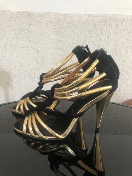 Sandales à talons dorées