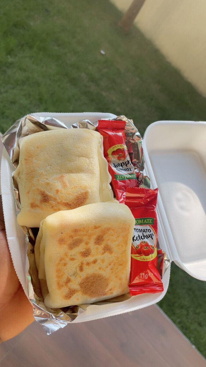 Crêpe au jambon avec ketchup