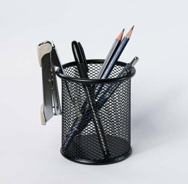 Porte-crayons en maille métal