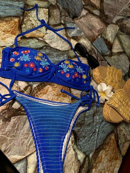 Bikini brodé en bleu vif