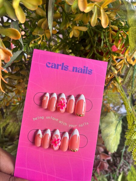 Floral Press-On Nails Set