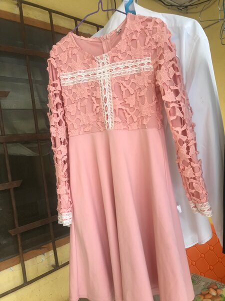 Robe en dentelle rose élégante