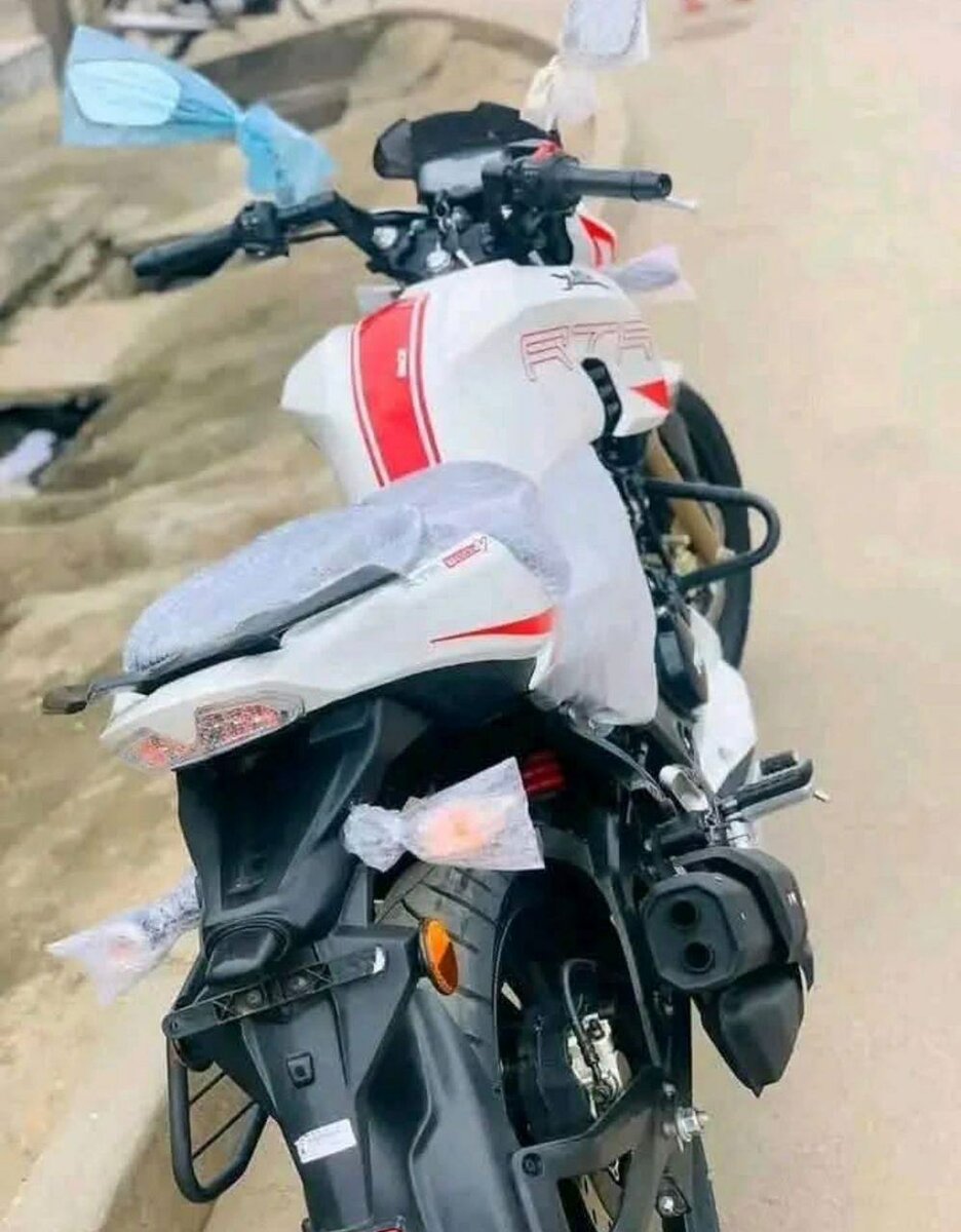 Moto TVS blanche neuve