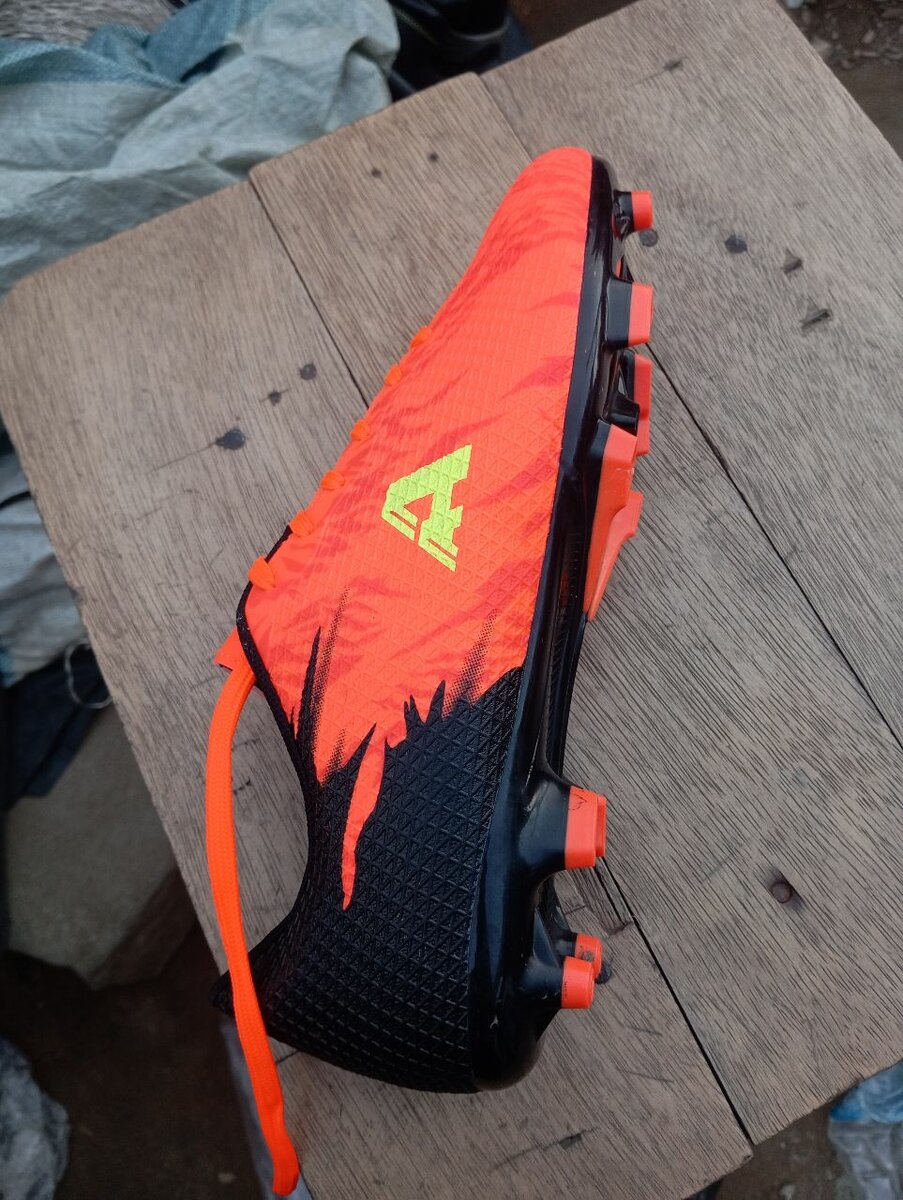 Chaussures de foot oranges