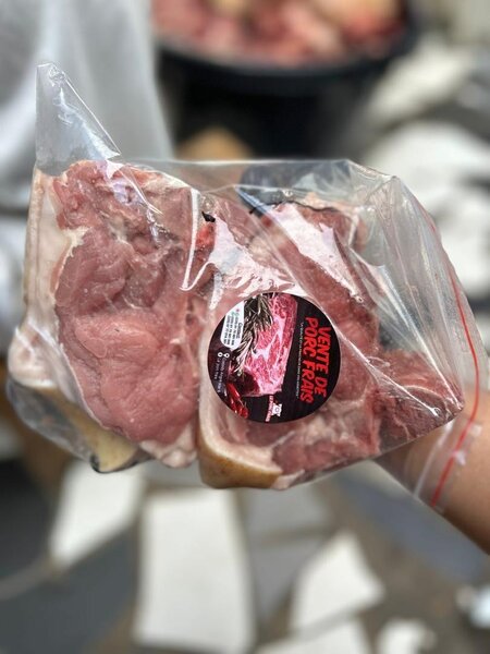 Côtes de porc avec la peau