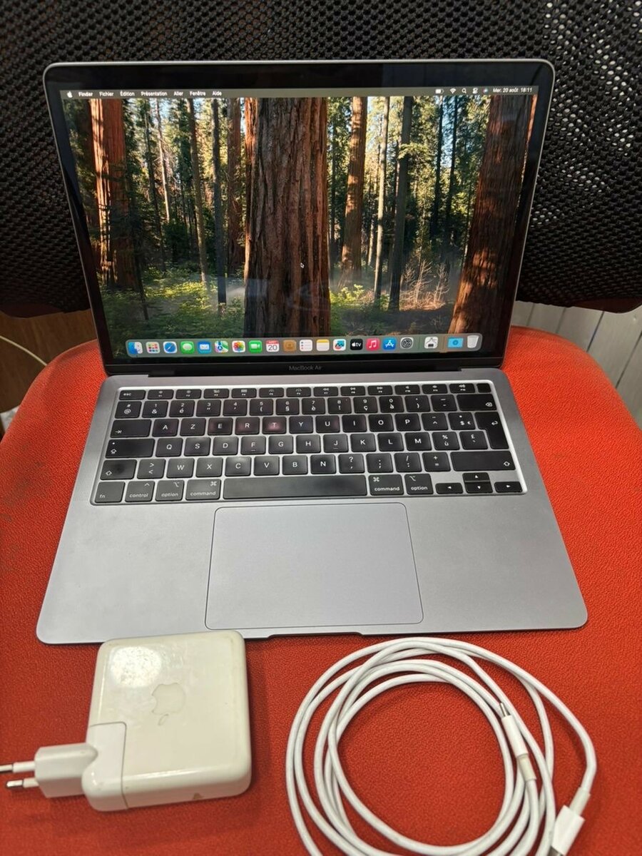 MacBook Air 13" avec chargeur