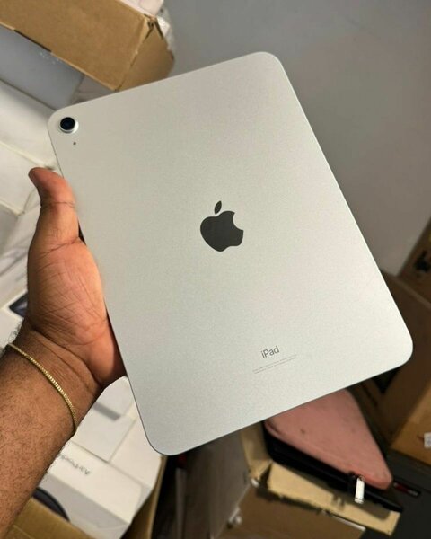PreOwned IPAD 10th Generation 64GB only Wi-Fi