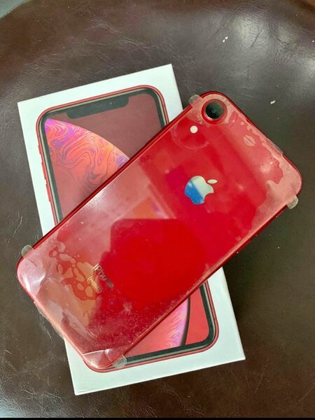 iPhone XR rouge avec boîte