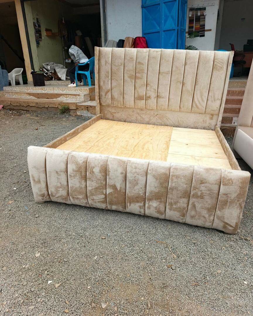 Lit design capitonné en tissu