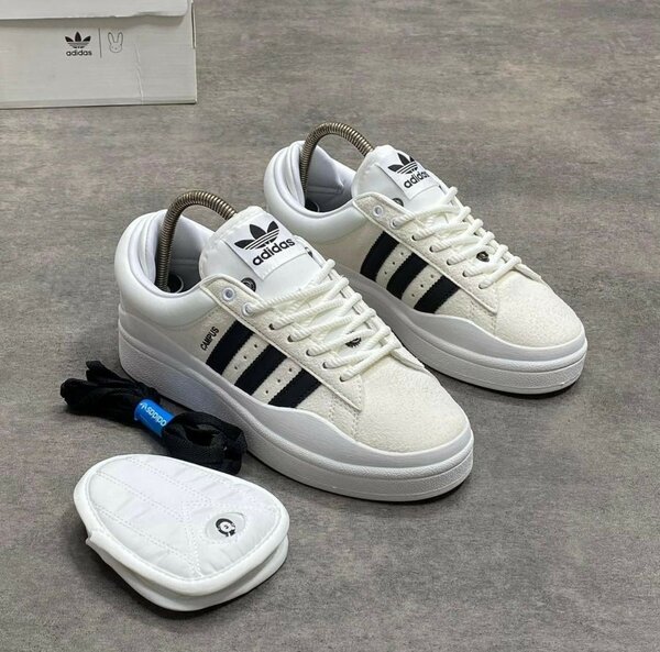 Chaussures Adidas blanches modernes