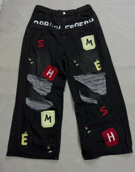 Jeans noirs homme déchirés avec motifs lettre