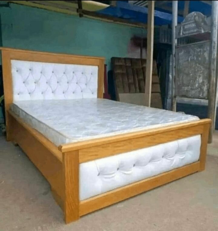 Lit design capitonne en tissu