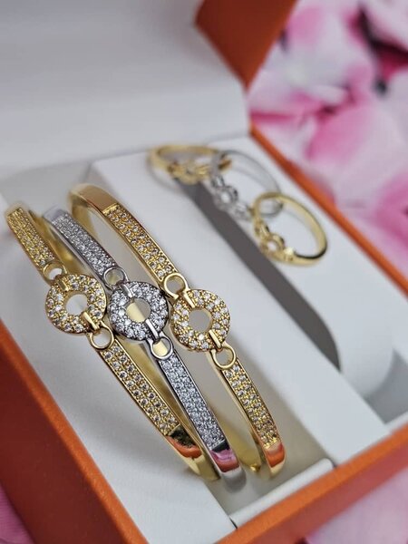 Ensemble de bracelets en plaqué or