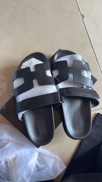 Sandales noires en cuir élégantes