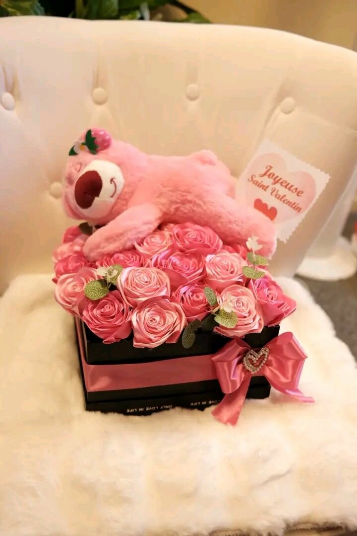 Fleurs artificielles avec nounours