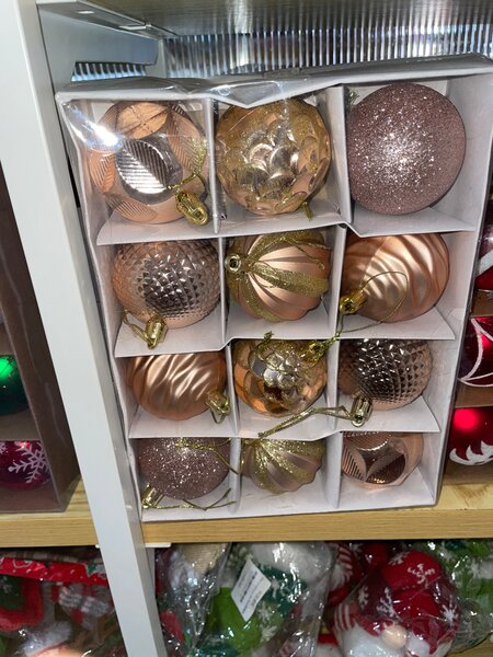 Boules de Noël rouges et dorées