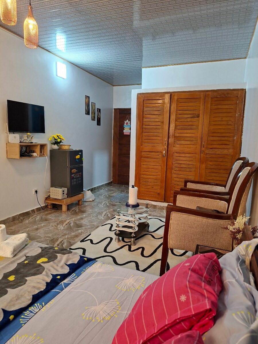 Chambre moderne avec literie confortable