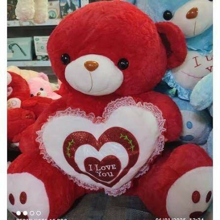 Ours en peluche rouge avec coeur