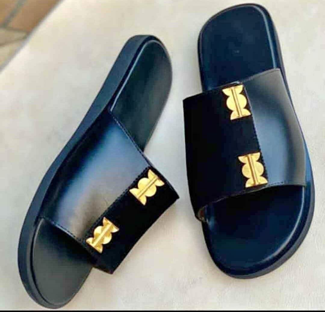 Sandales noires en cuir chic