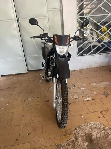 Moto tout-terrain noir et orange