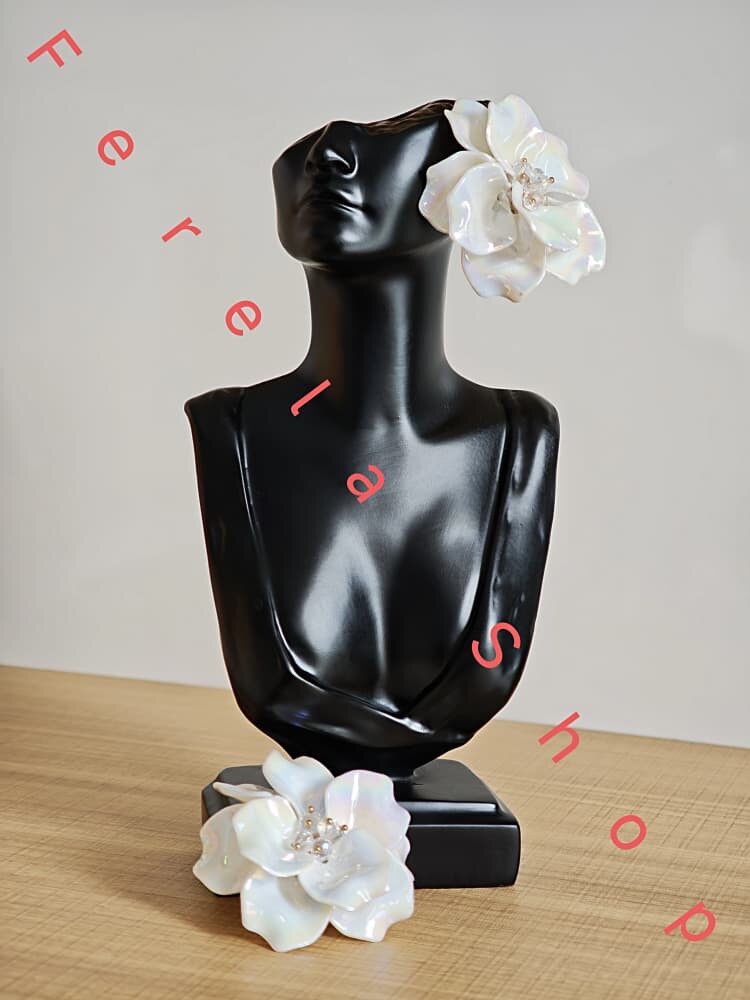 Broche florale perles élégante