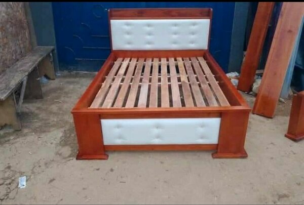 Lit double en bois moderne