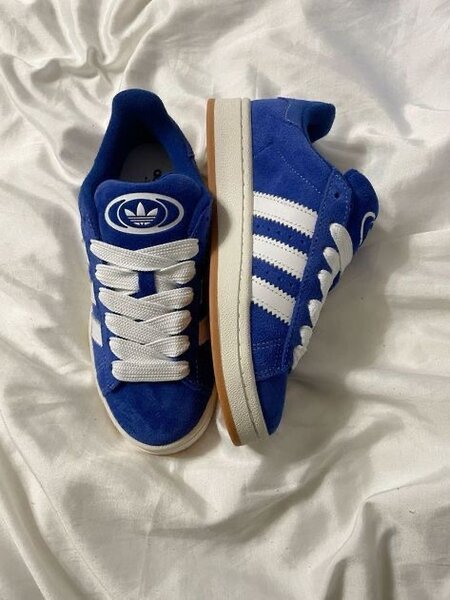Baskets bleues en daim Adidas