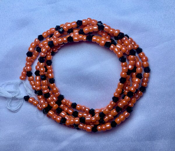 Baya en perles orange et noir