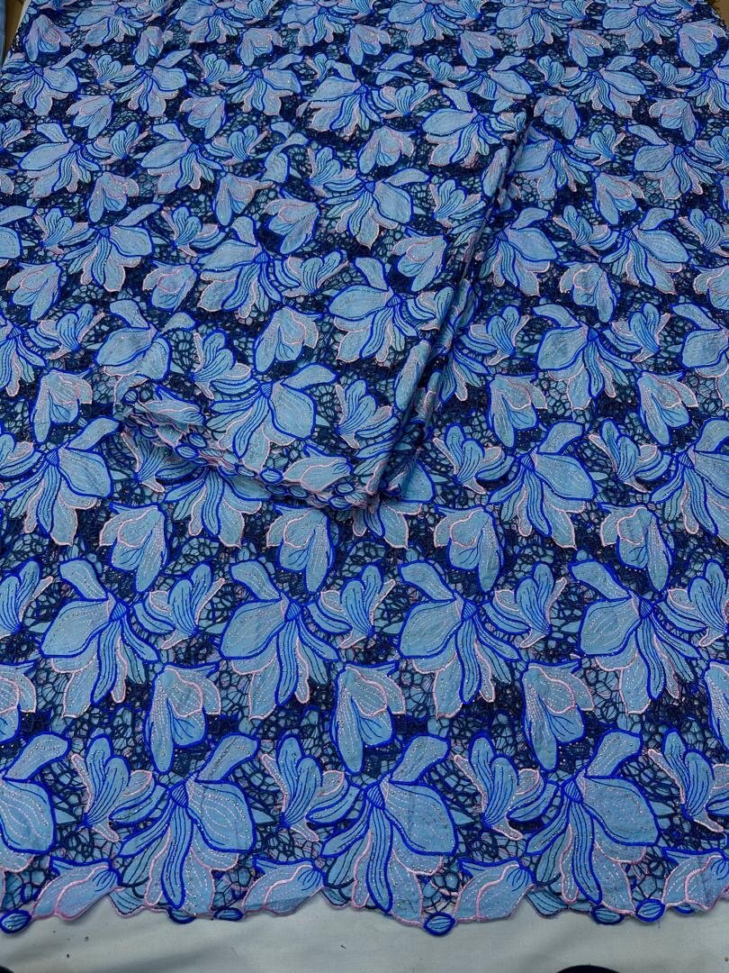 Tissu dentelle brodé floral