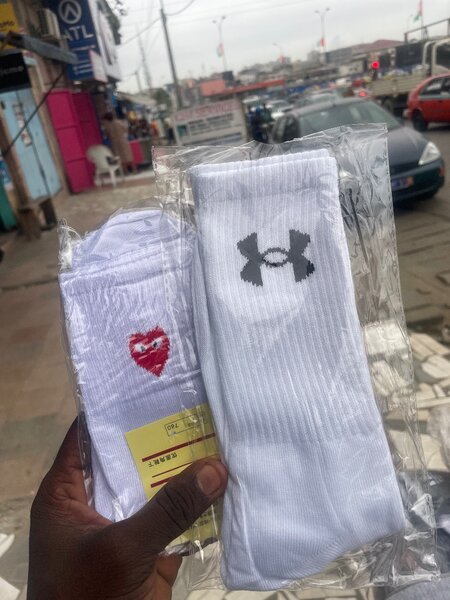 Chaussettes blanches de sport élégantes