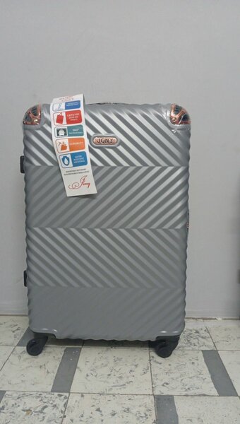 Valise rigide grise avec roues