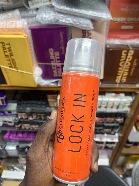 Spray fixateur maquillage longue tenue