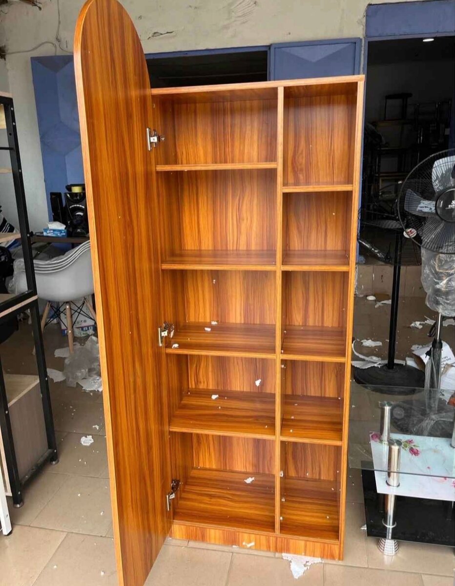 Étagère en bois avec miroir