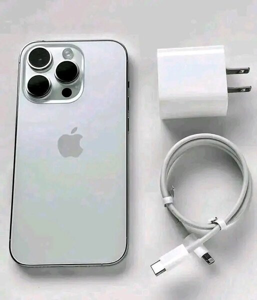 iPhone 15 Pro avec accessoires