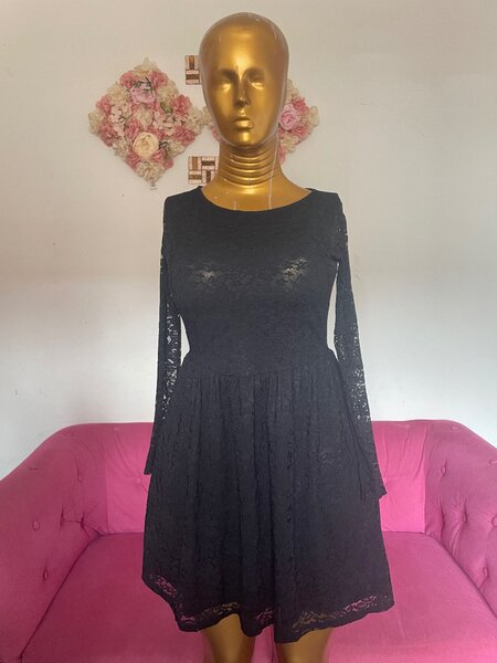 Robe noire en dentelle élégante